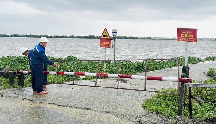 Túc trực, chốt chặn ở đập Cửa Lác, xã Đan Điền. Ảnh: Tâm Anh