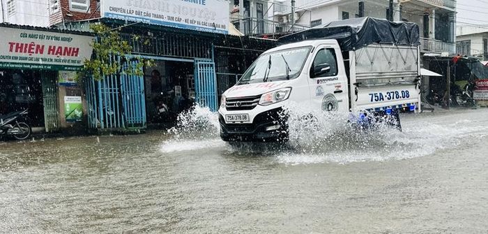 Mưa lớn gây ngập nhẹ ở Tỉnh lộ 4B, đoạn qua địa bàn phường Hóa Châu. Ảnh: Anh Phong