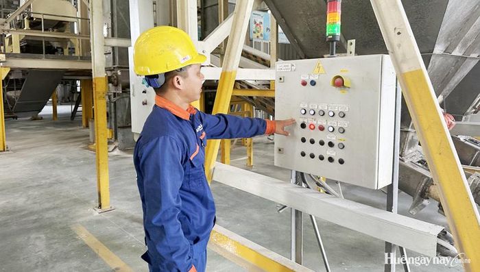 Công ty TNHH MTV Đầu tư và Chế biến khoáng sản Phenikaa Huế lắp đặt điện mặt trời mái nhà để phục vụ sản xuất.