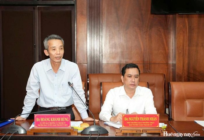  Đồng chí Hoàng Khánh Hùng, UVTV Thành ủy, Trưởng ban Tuyên giáo Thành ủy trao đổi về công tác triển khai Chỉ thị số 07-CT/TW và những nhiệm vụ trọng tâm trong thời gian tới.