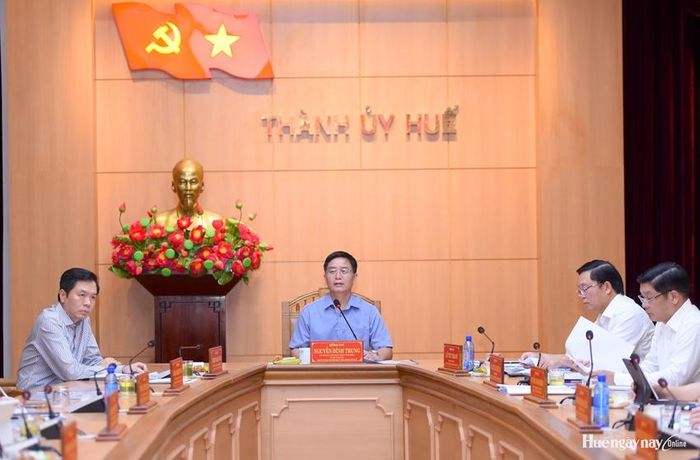  Đồng chí Nguyễn Đình Trung, UVTW Đảng, Bí thư Thành ủy, Trưởng Đoàn ĐBQH thành phố phát biểu kết luận hội nghị.