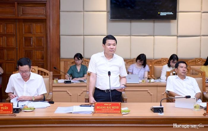  Đồng chí Hoàng Hải Minh, UVTV Thành ủy, Phó Chủ tịch Thường trực UBND thành phố trao đổi tại hội nghị.