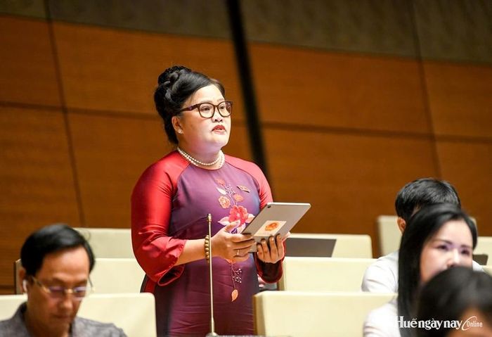 Đại biểu Nguyễn Thị Sửu, Phó Trưởng đoàn ĐBQH chuyên trách TP. Huế tham gia thảo luận ở hội trường. Ảnh: Đoàn ĐBQH thành phố cung cấp