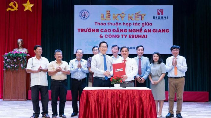 Trường Cao đẳng nghề An Giang tăng cường hợp tác với doanh nghiệp, từng bước phát triển mô hình đào tạo theo nhu cầu thực tiễn sản xuất, kinh doanh. (Ảnh: Nhà trường cung cấp)