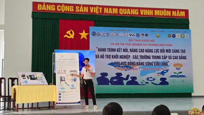 Học sinh Trung Cấp Nghề Cơ điện tử trình bày ứng dụng Hệ thống giám sát IOT và website ứng dụng Công nghệ số - Tự động hóa trong nông nghiệp (sản phẩm đạt giải Nhì). (Ảnh: Nhà trường cung cấp)