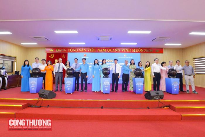 Các đại biểu thực hiện nghi thức phát động Phong trào thi đua “Sáng kiến mỗi ngày” trong ngành Công Thương năm 2026 và khởi động Cuộc thi “Nhóm giải pháp Đổi mới sáng tạo - Chuyển đổi số ngành Công Thương”.