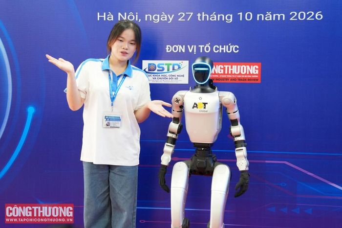Sinh viên Trường Đại học Kinh tế - Kỹ thuật Công nghiệp (UNETI) hào hứng giao lưu, tương tác với Humanoid Robot tại Lễ phát động Phong trào thi đua “Sáng kiến mỗi ngày” trong ngành Công Thương năm 2026 và Khởi động Cuộc thi "Nhóm giải pháp Đổi mới sáng tạo - Chuyển đổi số ngành Công Thương"