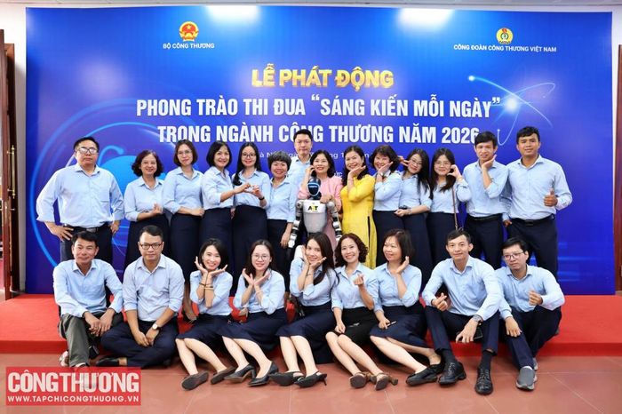 Tập thể cán bộ, phóng viên, biên tập viên Tạp chí Công Thương hưởng ứng Lễ phát động Phong trào thi đua “Sáng kiến mỗi ngày” trong ngành Công Thương năm 2026 và khởi động Cuộc thi “Nhóm giải pháp Đổi mới sáng tạo - Chuyển đổi số ngành Công Thương”.