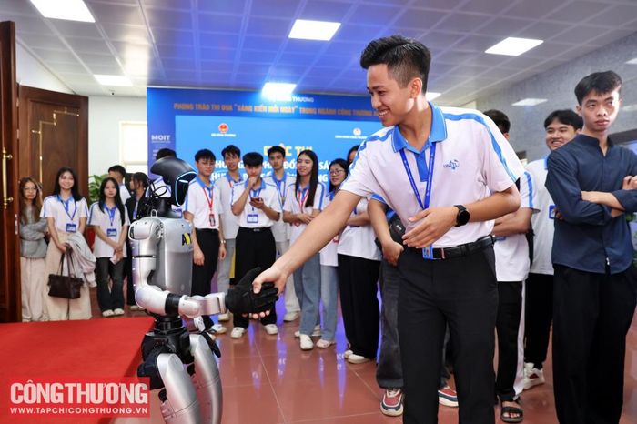 Sinh viên Trường Đại học Kinh tế - Kỹ thuật Công nghiệp (UNETI) hào hứng giao lưu, tương tác với robot hình người (Humanoid Robot) tại Lễ phát động Phong trào thi đua “Sáng kiến mỗi ngày” trong ngành Công Thương năm 2026.