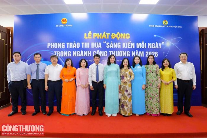 Thứ trưởng Bộ Công Thương Phan Thị Thắng cùng PGS.TS. Phạm Thị Thu Hoài – Phó Hiệu trưởng Trường Đại học Kinh tế - Kỹ thuật Công nghiệp (UNETI) và các đại biểu tham dự Lễ phát động Phong trào thi đua “Sáng kiến mỗi ngày” trong ngành Công Thương năm 2026.