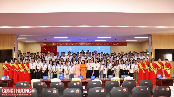 Gần 200 sinh viên Trường Đại học Kinh tế - Kỹ thuật Công nghiệp (UNETI) tham dự Lễ phát động Phong trào thi đua “Sáng kiến mỗi ngày” trong ngành Công Thương năm 2026, thể hiện tinh thần hưởng ứng và sự quan tâm của thế hệ trẻ đối với các hoạt động đổi mới sáng tạo.