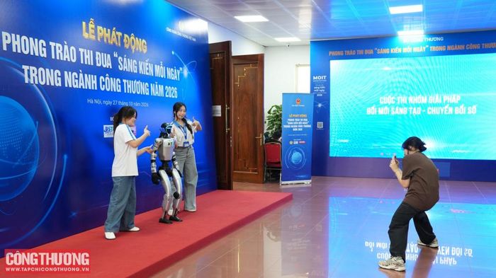 Sinh viên UNETI hào hứng chụp ảnh với robot Humanoid Robot tại Lễ phát động Phong trào thi đua “Sáng kiến mỗi ngày” trong ngành Công Thương năm 2026.