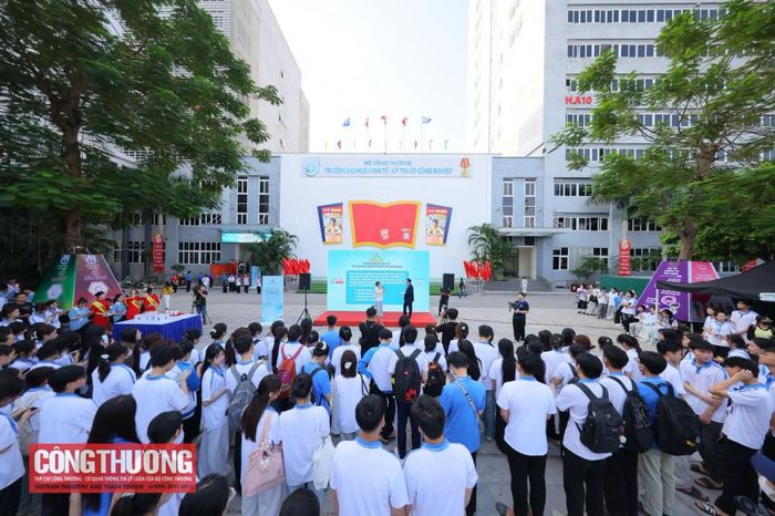 Trường Đại học Kinh tế - Kỹ thuật Công nghiệp (UNETI) triển khai nhiều chương trình, hoạt động về đổi mới sáng tạo, nghiên cứu khoa học và sử dụng năng lượng tiết kiệm, hiệu quả, khuyến khích sinh viên phát triển ý tưởng gắn với thực tiễn.
