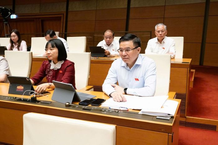 Bộ trưởng Bộ Công Thương Lê Mạnh Hùng, Đoàn ĐBQH thành phố Hải Phòng tại phiên thảo luận về dự án Luật Đất đai (sửa đổi), sáng 29/10. (Ảnh: Quang Vinh)