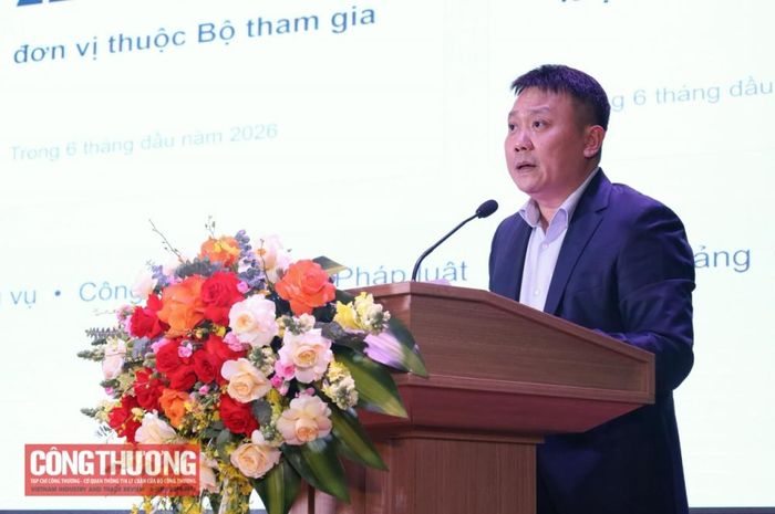 Phó Vụ trưởng Vụ Tổ chức cán bộ Vũ Quang Hồng trình bày báo cáo Tổng kết công tác đào tạo, bồi dường và phát triển nguồn nhân lực của Bộ Công Thương năm 2026