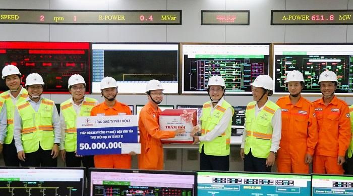 Ông Lê Văn Danh - Tổng Giám đốc EVNGENCO3 trao quà động viên người lao động Công ty Nhiệt điện Vĩnh Tân và Công ty EPS.