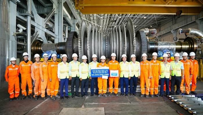 Lãnh đạo EVNGENCO3 trao quà động viên người lao động Công ty Nhiệt điện Vĩnh Tân và Công ty EPS.