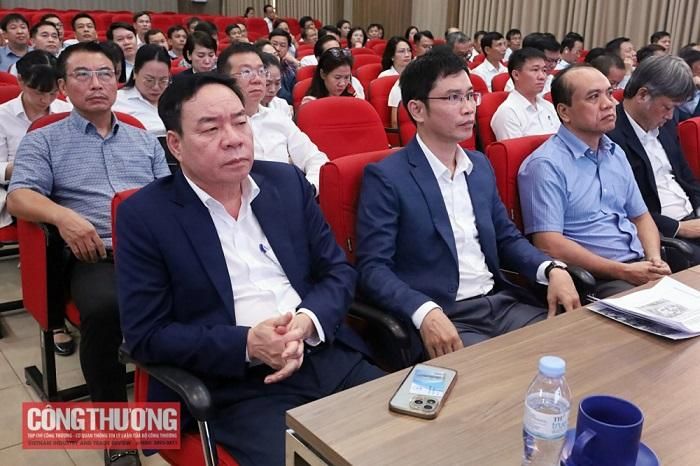 NGƯT.PGS.TS Vũ Đình Ngọ - Phó Hiệu trưởng Trường Đại học Điện lực cùng các đại biểu dự Hội nghị Tổng kết công tác đào tạo, bồi dưỡng ngành Công Thương năm học 2025 - 2026.