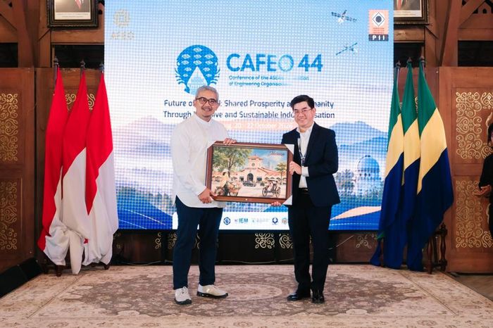 Ông Bùi Hải Thành - Phó TGĐ đại diện đoàn EVNHCMC tặng quà lưu niệm cho ông Muhammad Farhan - Thị trưởng TP Bandung, Cộng hòa Indonesia - Đơn vị đăng cai tổ chức