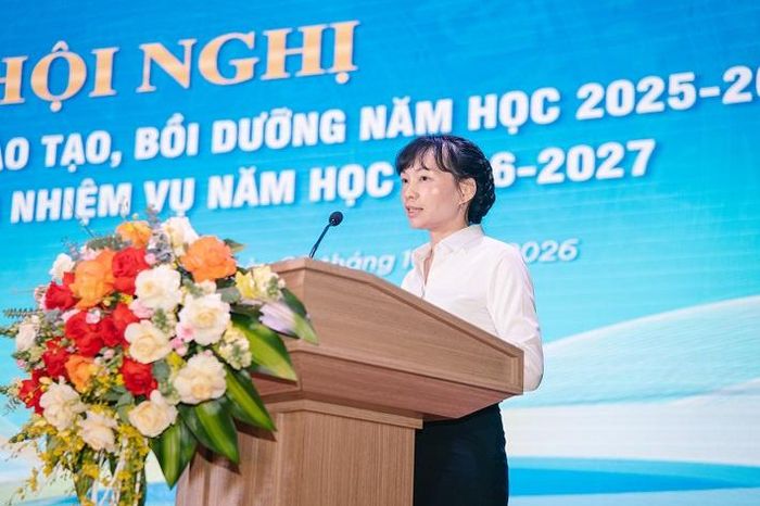 PGS.TS. Vũ Thị Thu Nga trình bày tham luận tại Hội nghị tại Hội nghị tổng kết công tác đào tạo, bồi dưỡng ngày 29/10/2026