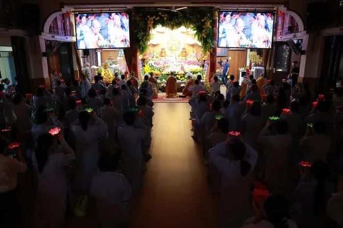 Lễ hoa đăng cầu nguyện thế giới hòa bình, chúng sinh an lạc tại Quan Âm tu viện