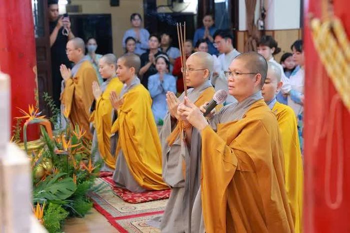 Ni sư Thích nữ Huệ Đức dâng hương cầu nguyện