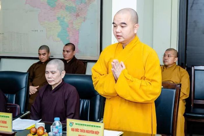 Đại đức Thích Nguyên Hiệp báo cáo thông tin đoàn đại biểu Phật giáo tỉnh tham dự Đại hội đại biểu Phật giáo toàn quốc - Ảnh: Đức Hòe