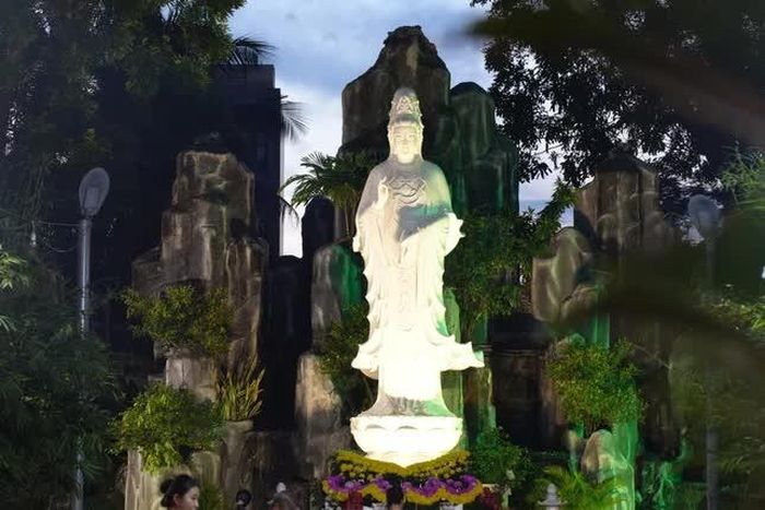 Tôn tượng Quán Âm Bồ-tát trong khuôn viên tổ đình Giác Lâm. Tượng được tạo bằng đá non nước, cao hơn 4m, được an vị vào năm 2022. Tay phải Ngài bắt ấn, tay trái cầm bình cam lộ, phía sau là ngọn giả sơn