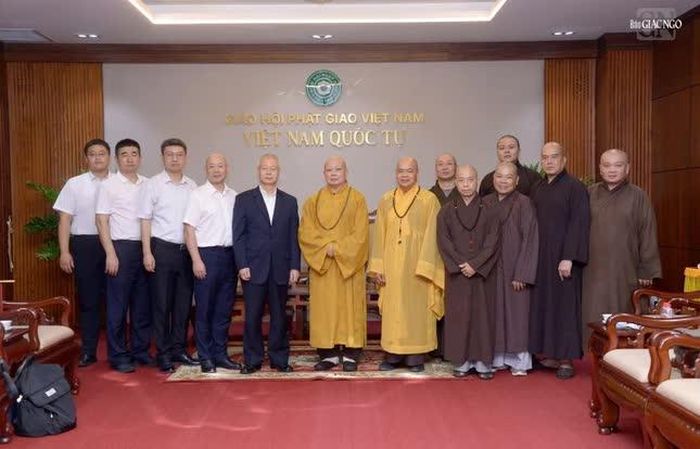 Chư tôn đức Ban Trị sự TP.HCM chụp ảnh lưu niệm cùng phái đoàn