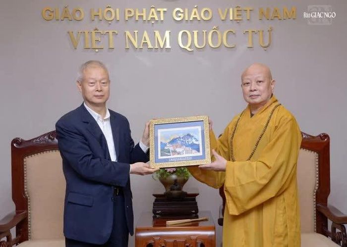 Hòa thượng Thích Lệ Trang và Tổng Thư ký Trương Kỳ trao những món quà lưu niệm nhân chuyến thăm và giao lưu tại Việt Nam Quốc Tự chiều 29-10-2026