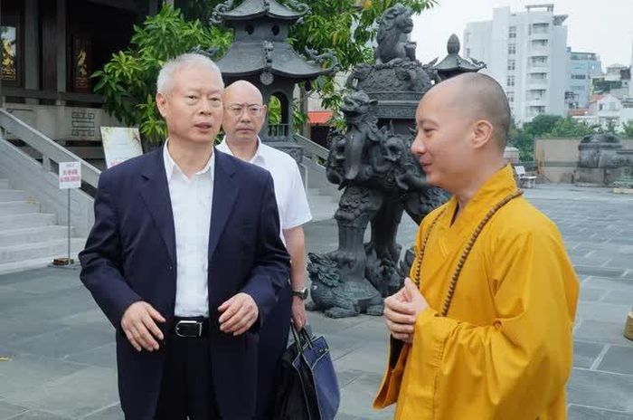 Phái đoàn tại tổ đình Vĩnh Nghiêm - Ảnh: Như Danh