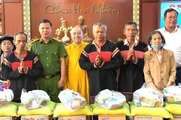 Trao tặng 150 phần quà an sinh đến bà con có hoàn cảnh khó khăn