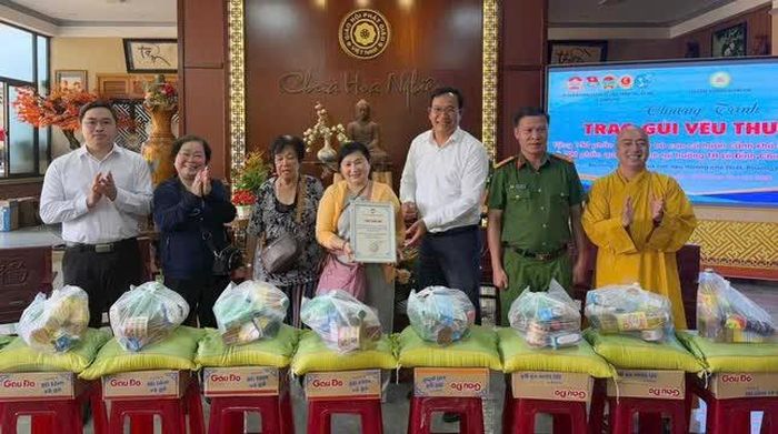 Ban Tổ chức trao Thư tri ân đến các nhà hảo tâm ủng hộ chương trình