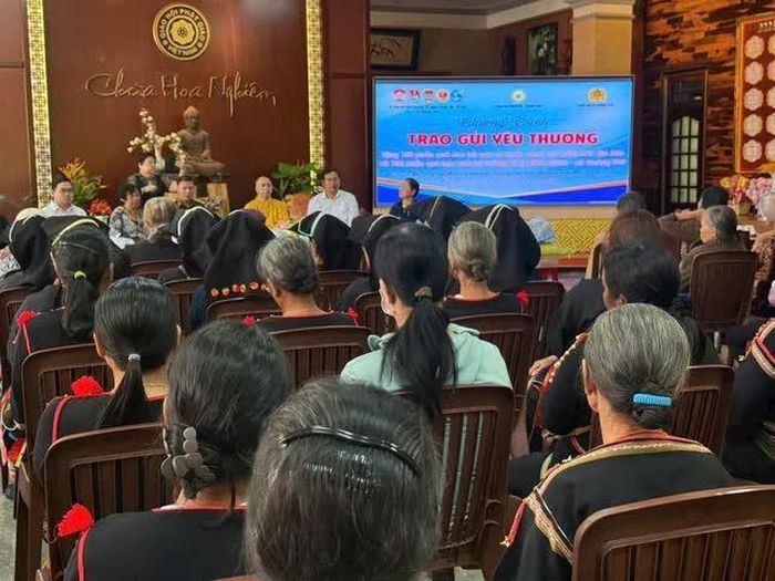 Bà con đến nhận quà tại chùa Hoa Nghiêm