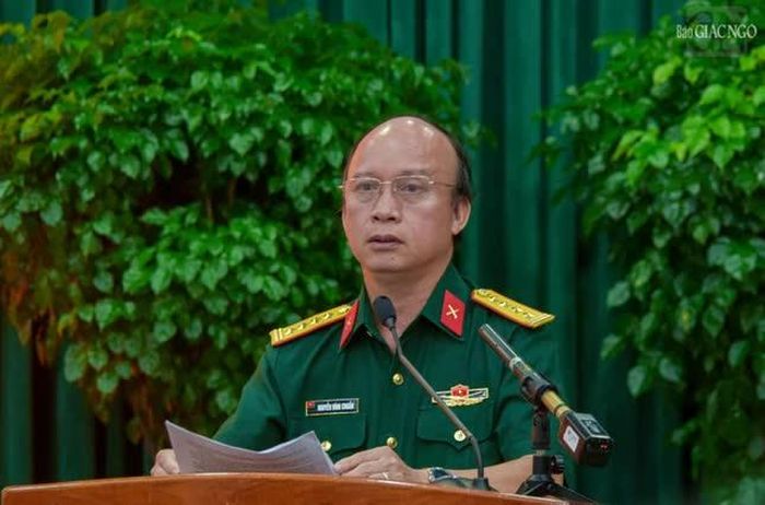 Đại tá Nguyễn Đình Chuẩn báo cáo tại hội nghị