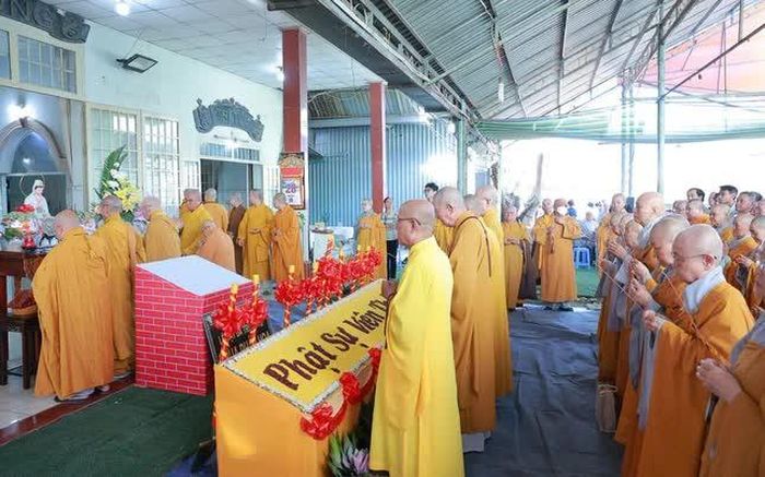 Chư tôn đức niêm hương cầu nguyện