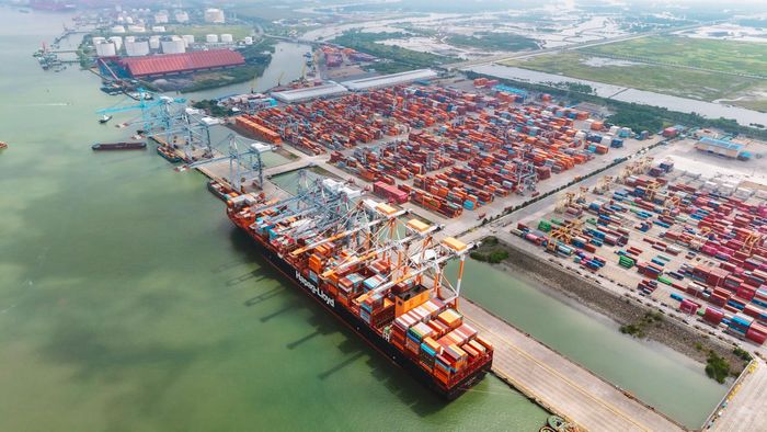 Phần lớn thị phần vận tải hàng xuất nhập khẩu của Việt Nam hiện vẫn do các hãng tàu nước ngoài đảm nhận. Ảnh: CMIT.