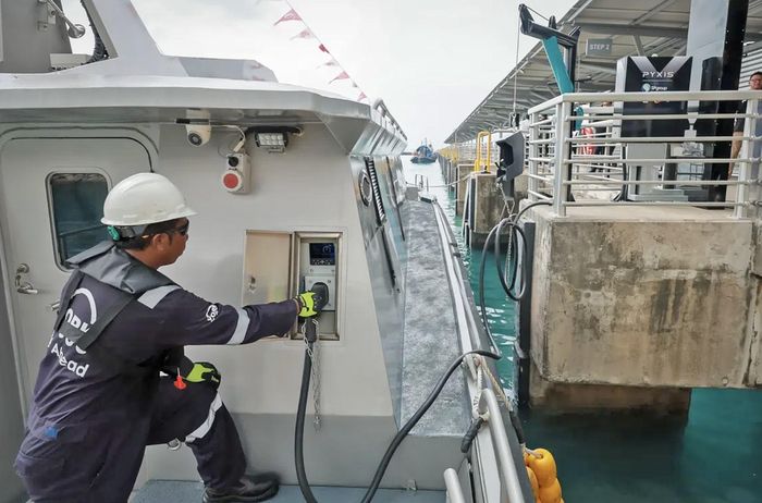 Nhân viên sạc điện cho Pyxis X Tron, tàu chở khách chạy hoàn toàn bằng điện, neo tại bến Marina South Pier. Ảnh: The Straits Times/Gavin Foo.