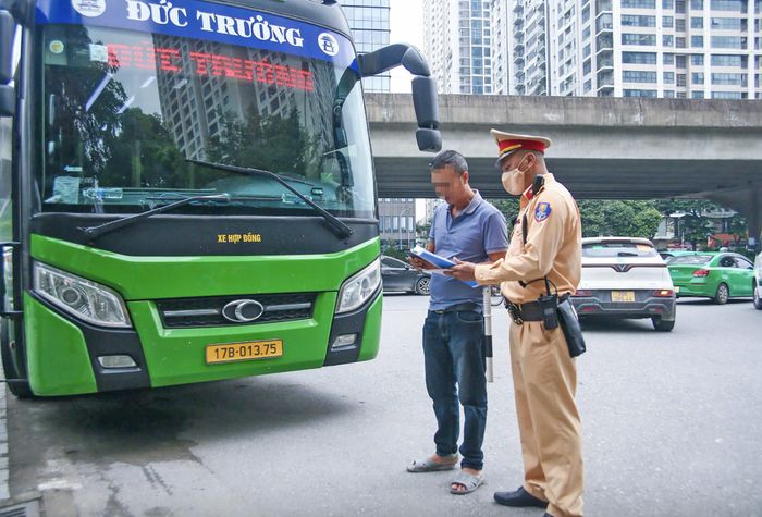 Định danh điện tử phù hiệu phương tiện, liên thông dữ liệu là những giải pháp cần thiết để ngăn xe hết hiệu lực phù hiệu vẫn kinh doanh vận tải (Ảnh minh họa).