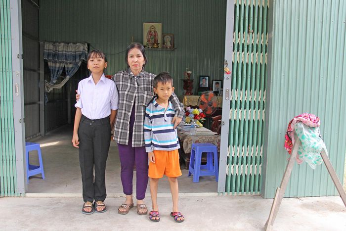Bà Đặng Thị Vui cùng hai cháu nội Kim, Thạch.