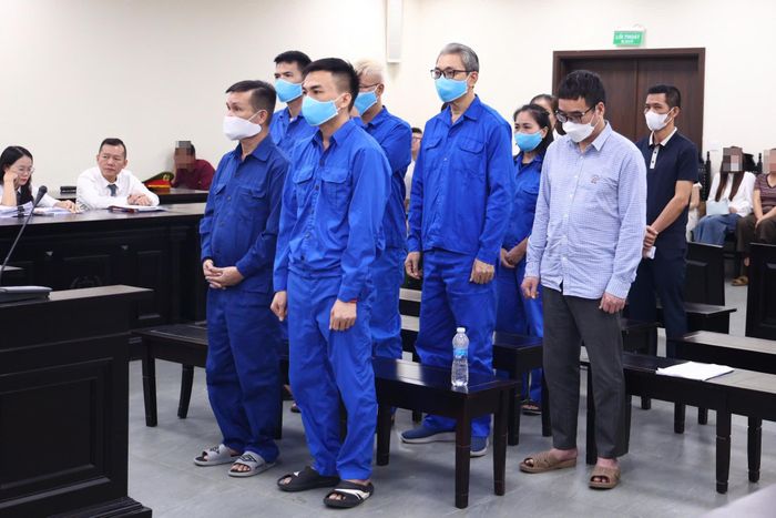 Sáng nay, một bị cáo vắng mặt nên tòa án quyết định tạm hoãn xét xử.