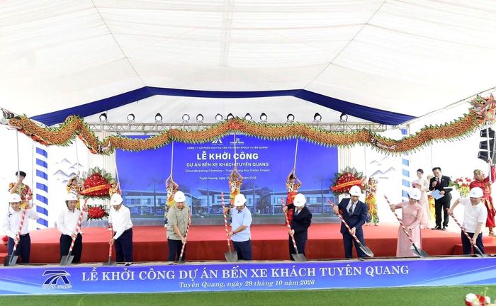 Các đại biểu thực hiện nghi thức Khởi công.