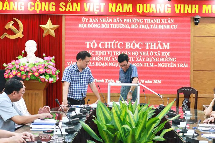 Các hộ dân tại phường Thanh Xuân hoàn thành việc bốc thăm xác định vị trí căn hộ nhà ở xã hội trong tháng 10/2026. (Ảnh: UBND phường Thanh Xuân).