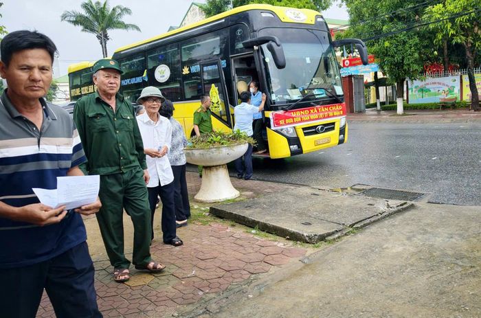 Các xã phường ở xã đã phối hợp bố trí phương tiện đưa đón thân nhân liệt sĩ đến trạm thu nhận ADN tập trung tại phường Trường Vinh để lấy mẫu.
