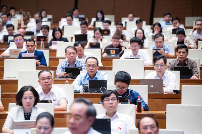 Các đại biểu tham gia phiên thảo luận về dự thảo Luật Đất đai (sửa đổi) tại Hội trường sáng 29/10. Ảnh: Media Quốc hội.