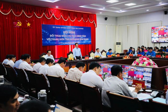Quang cảnh buổi đối thoại với thanh niên năm 2026 của Chủ tịch UBND tỉnh An Giang.