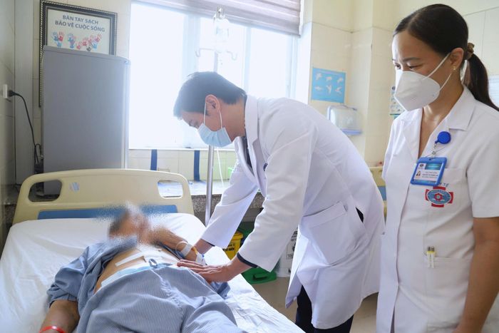 Các bác sĩ Bệnh viện K đã phẫu thuật thành công cho cụ bà ở ngưỡng tuổi hiếm 100. (Ảnh: BVCC).