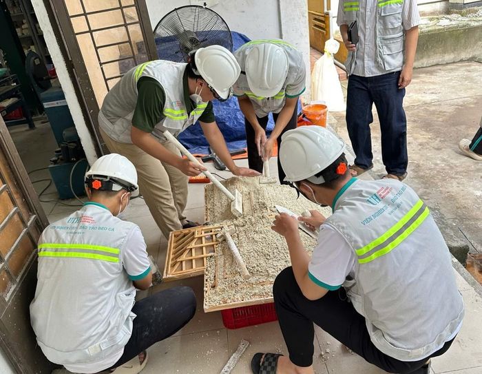 Sinh viên UTH thi công mô hình nhà sinh thái hướng tới phát thải ròng bằng "0" tại giảng đường UTH.