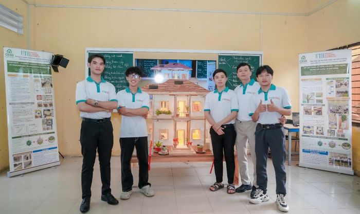 Sinh viên và lãnh đạo Nhà trường bên bức tường thử nghiệm bằng bê tông gai dầu.