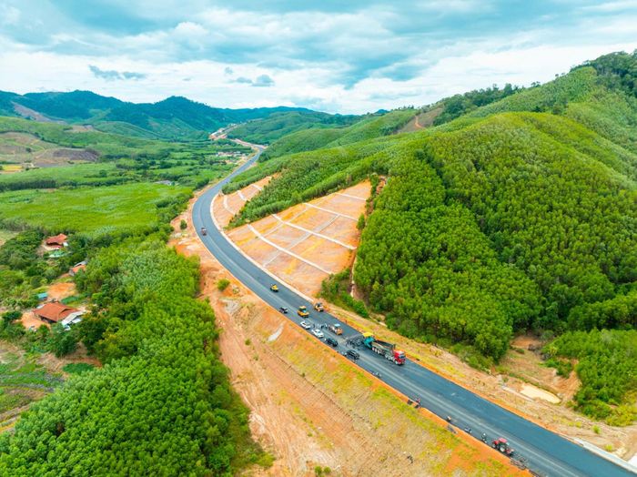 Trên công trường gói XL01 dự án thành phần 2 cao tốc Khánh Hòa - Buôn Ma Thuột, Tập đoàn Đèo Cả đang tranh thủ thời tiết thuận lợi, dồn lực thi công về đích sớm.